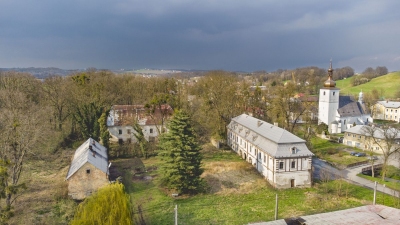 Zámecký areál a Bravantice pohledem dronu